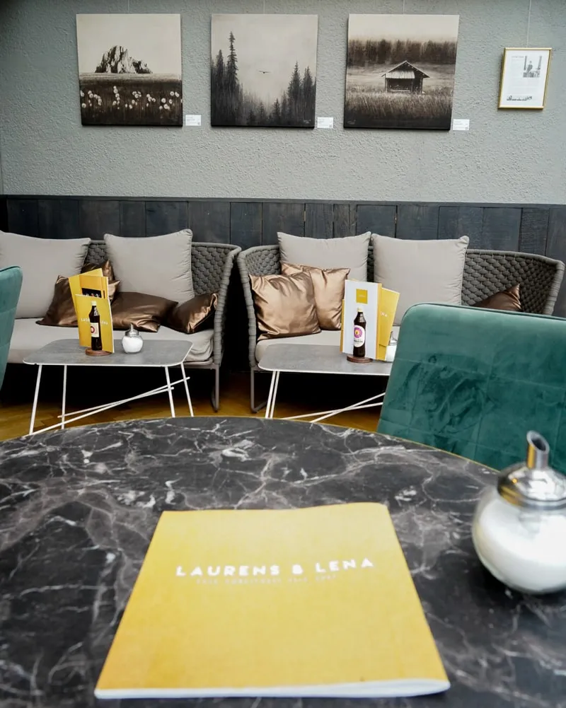 Cafe Innenansicht mit Kunst