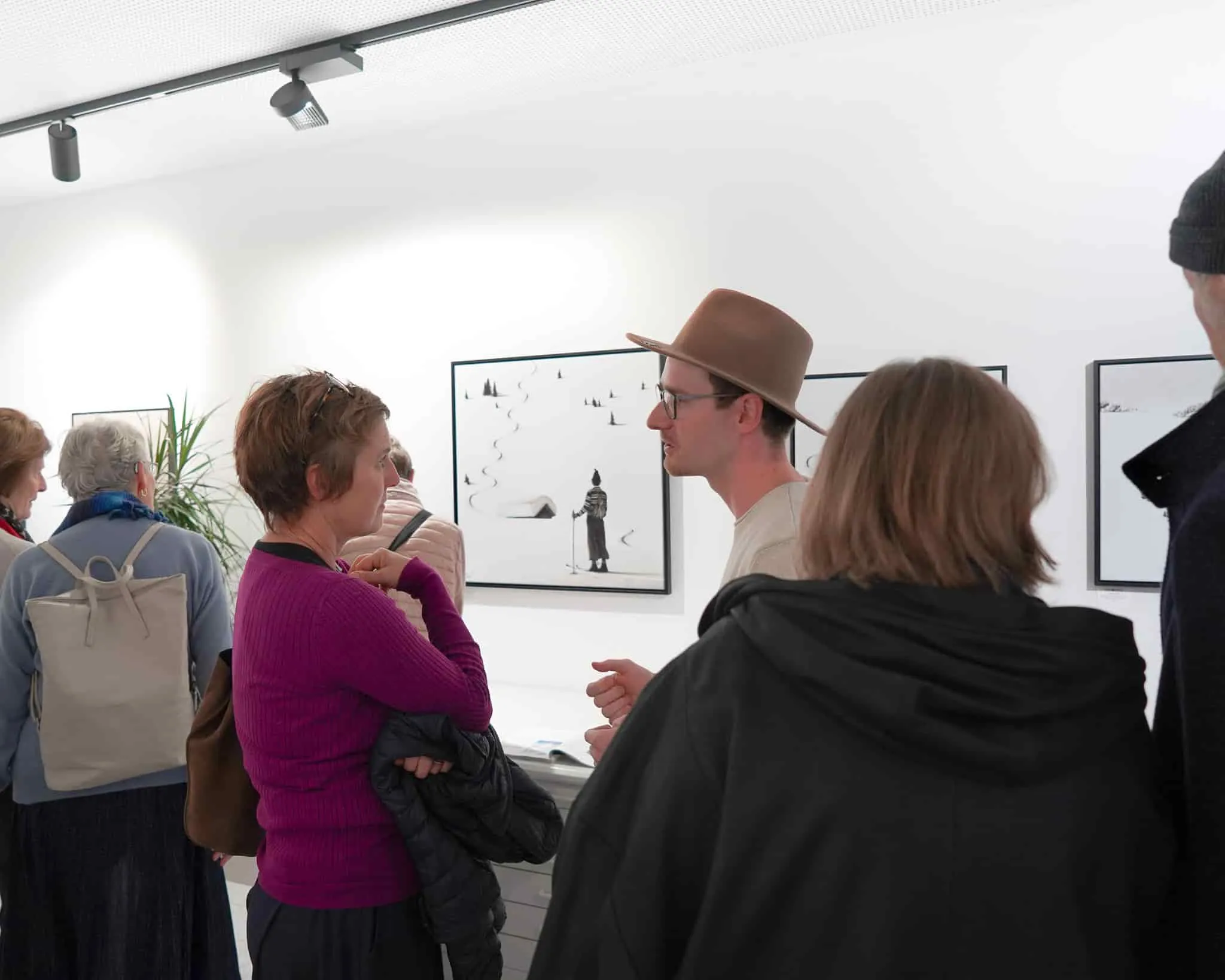 Gäste bei der Vernissage in der Galerie Augustin